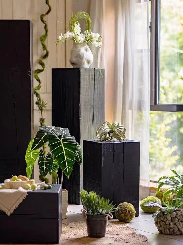 Base wabi-sabi acabado negro. Soporte de exhibición para decoración de hogar, pedestal moderno y pieza única.