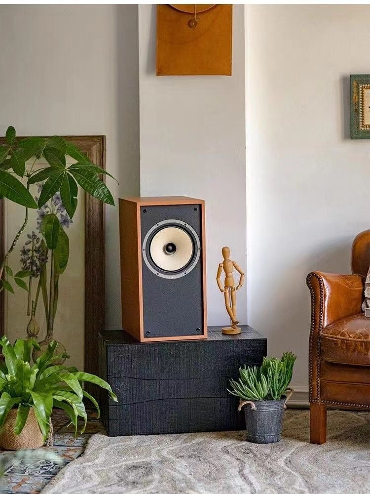 Pedestal escultural para exhibir arte, diseño contemporáneo. Elegante soporte negro con acabado único.