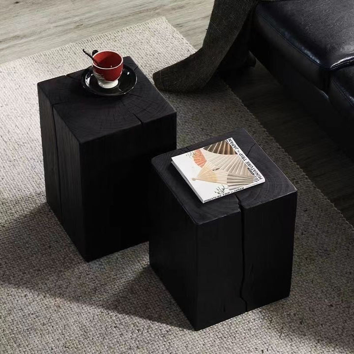 Soporte minimalista para exhibición. Pedestal decorativo negro, ideal para esculturas, arte y diseño de interiores.