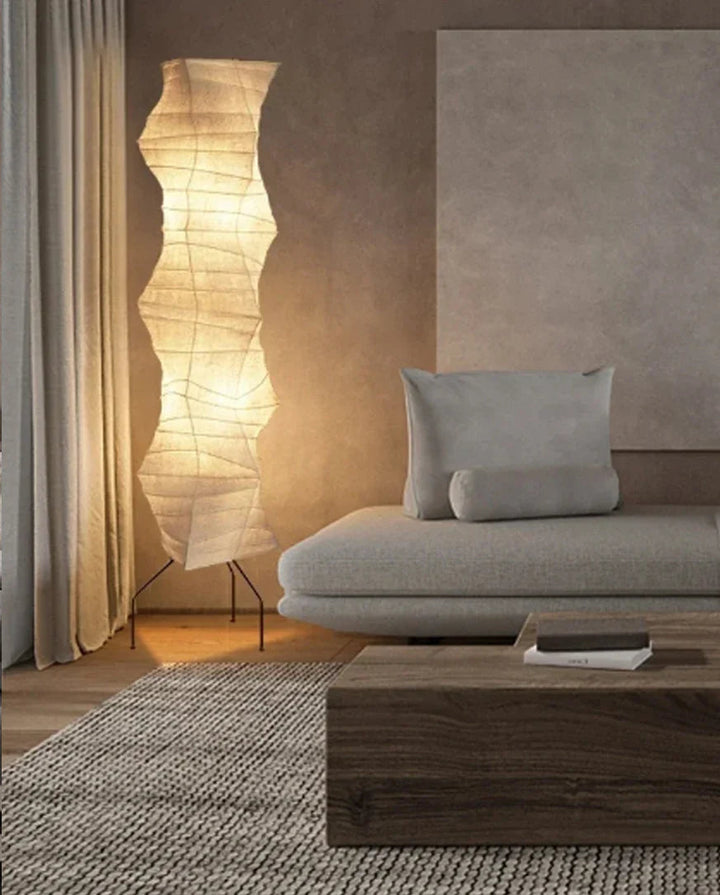 Lámpara de pie de papel de arroz y bambú, ideal para luz difusa y ambiente zen en decoración.