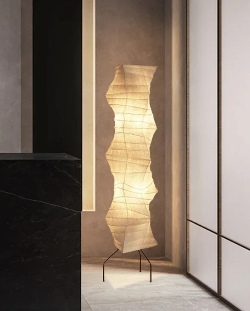 Lámpara de suelo minimalista de papel de arroz con base de bambú, ilumina con luz difusa y estilo zen.
