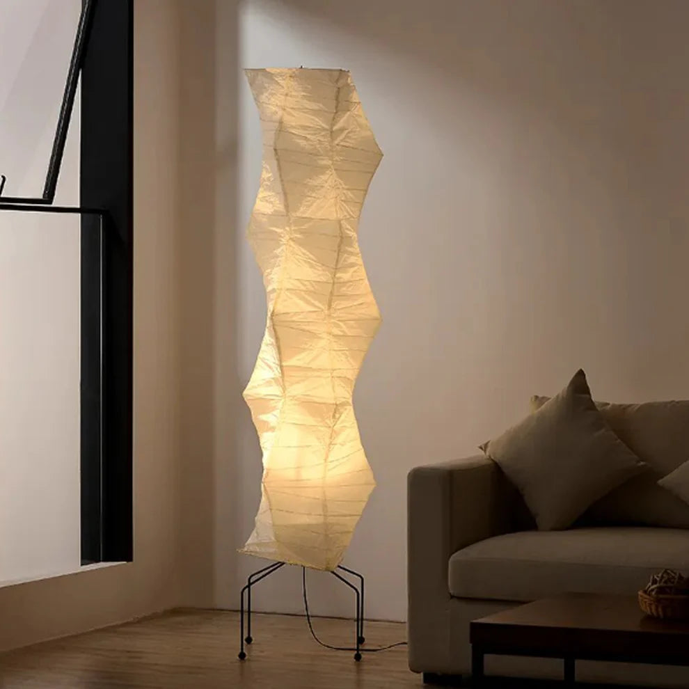 Lámpara de pie Wabi-Sabi con pantalla de papel de arroz y estructura de bambú, luz difusa para ambiente zen.