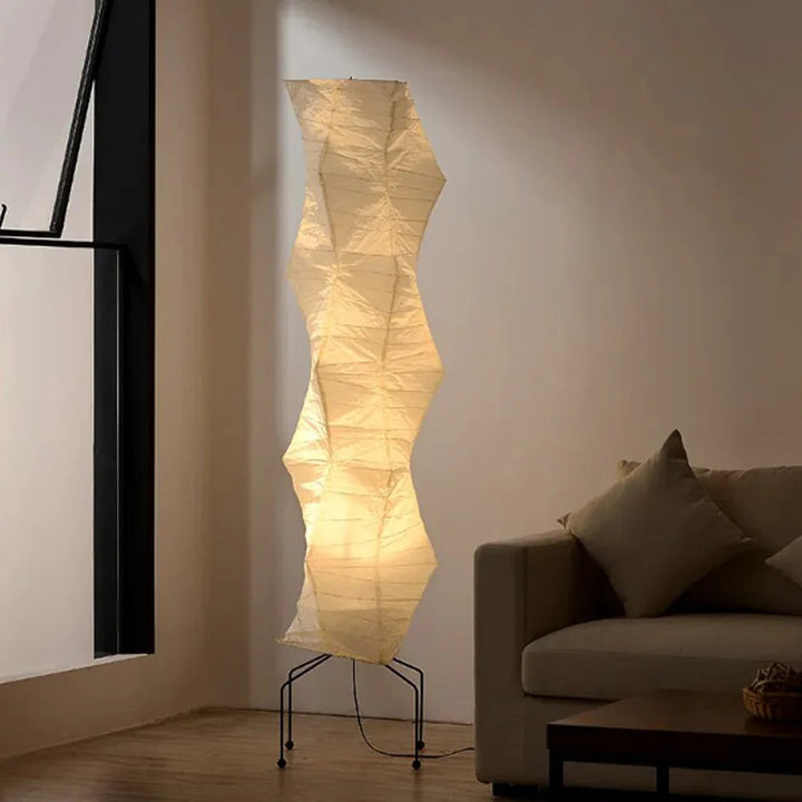 Lámpara de pie Wabi-Sabi con pantalla de papel de arroz y estructura de bambú, luz difusa para ambiente zen.