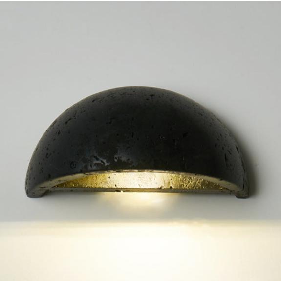 Aplique de pared LED de piedra con textura natural, diseño semicircular para iluminación indirecta.