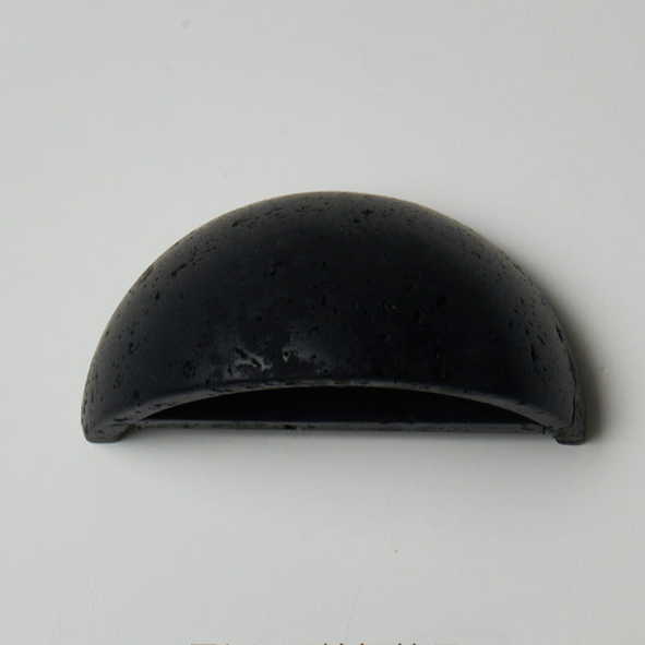 Moderno aplique de pared LED semicircular de piedra, versátil para decoración e iluminación del hogar.