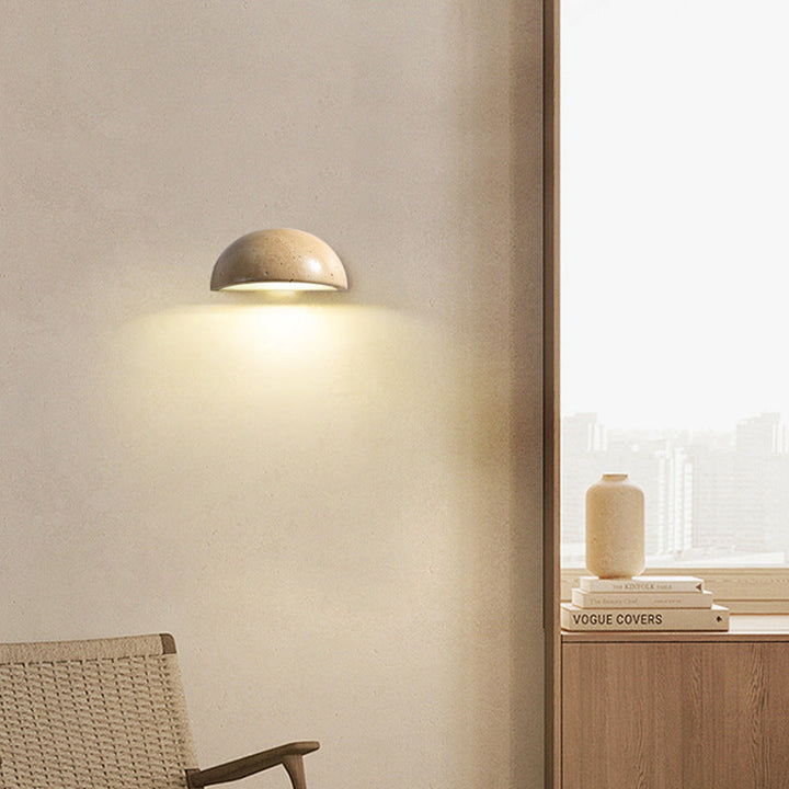 Elegante aplique de pared LED de piedra semicircular, para un diseño moderno con luz cálida.