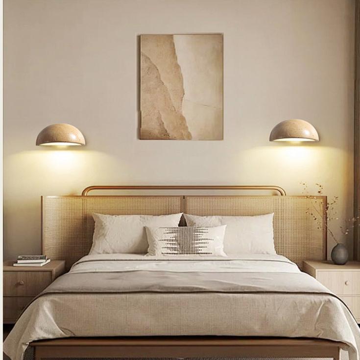 Aplique de pared semicircular de piedra, perfecto para crear luz ambiental en cualquier hogar moderno.