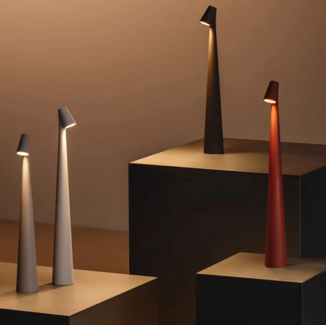 Luz nocturna LED inalámbrica, táctil y portátil, perfecta para dormitorios o lectura en mesa.