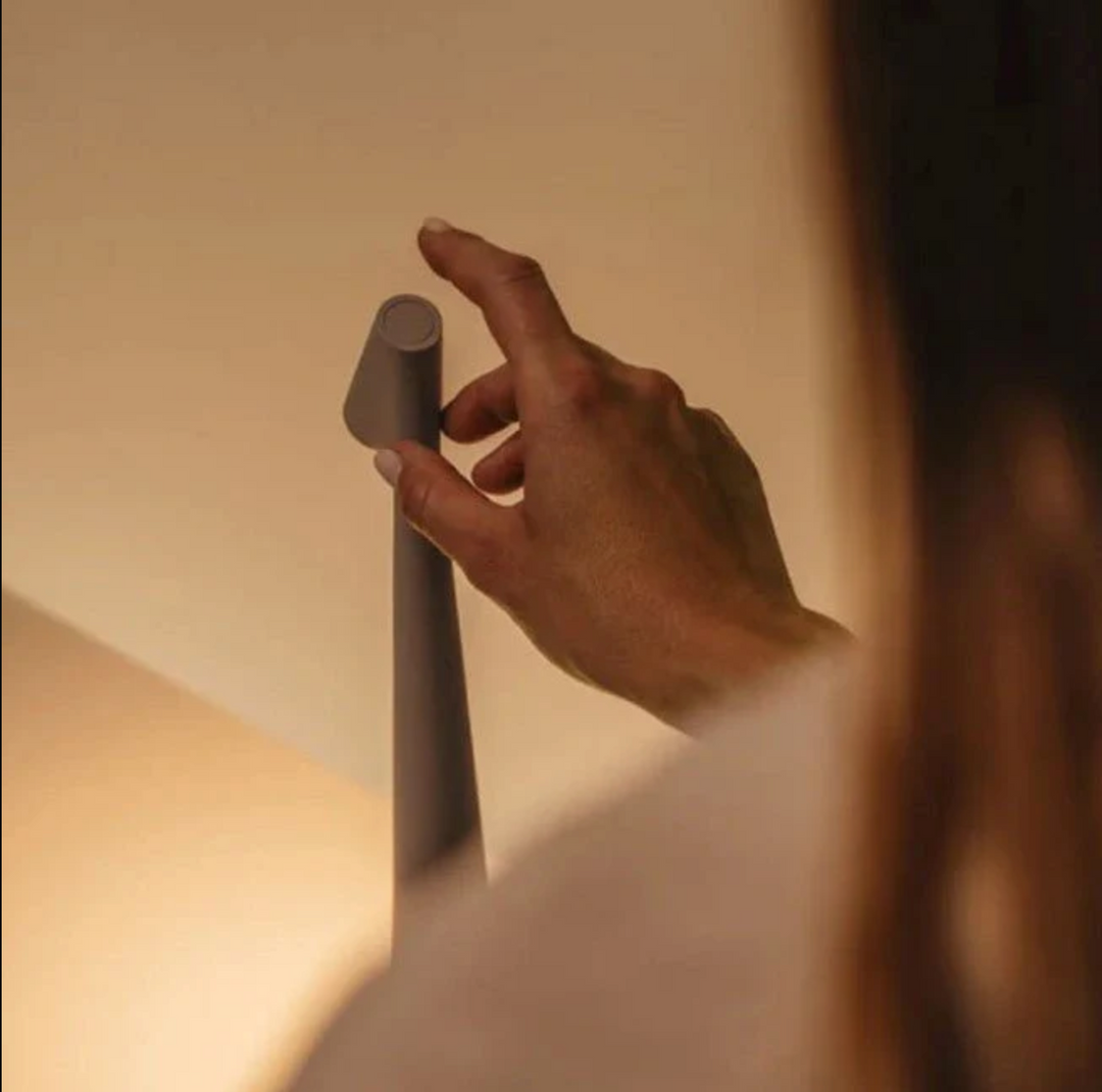 Lámpara de mesa LED inalámbrica con control táctil, diseño moderno y minimalista para decoración.