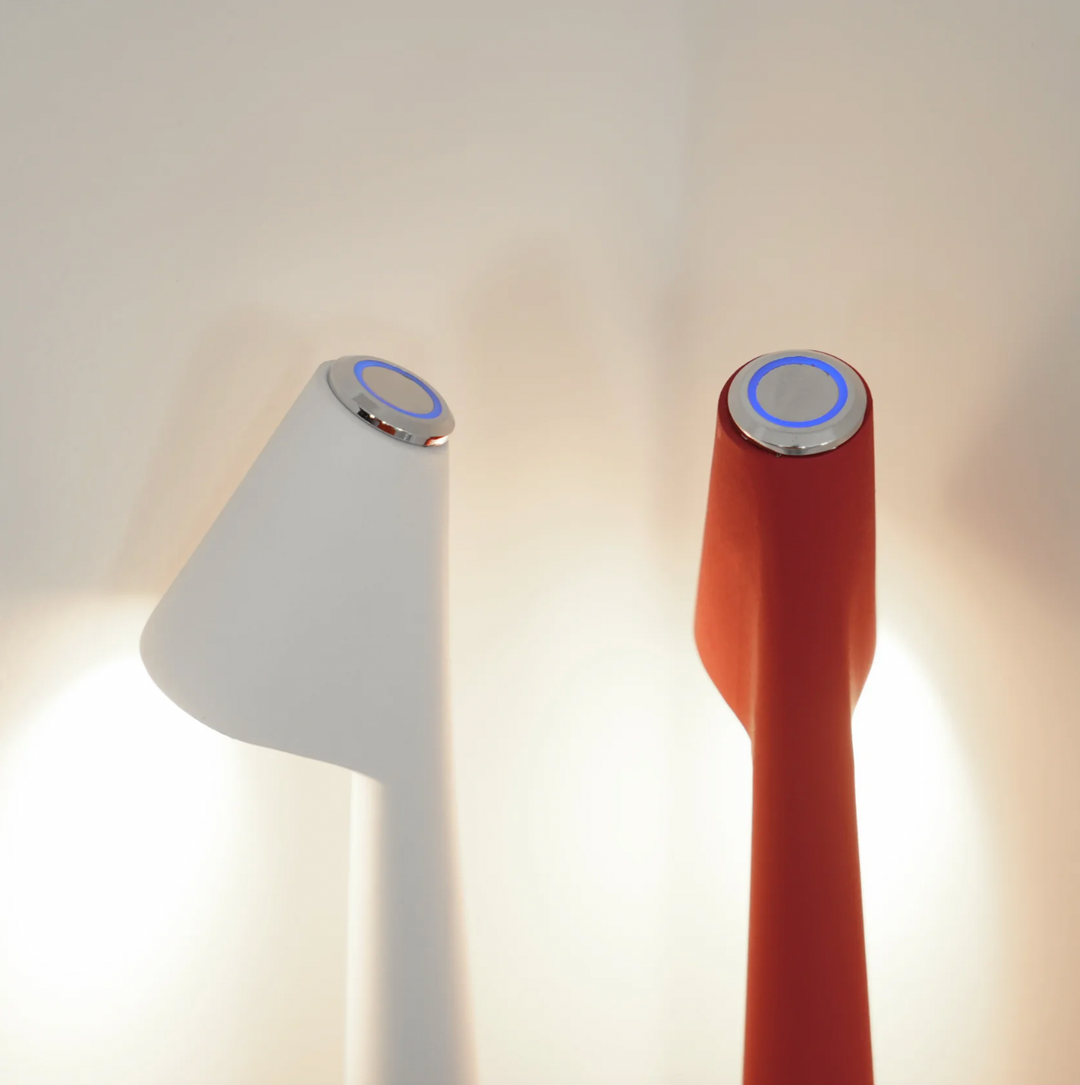 Lámpara LED portátil regulable, inalámbrica y táctil, ideal para decoración moderna en cualquier espacio.