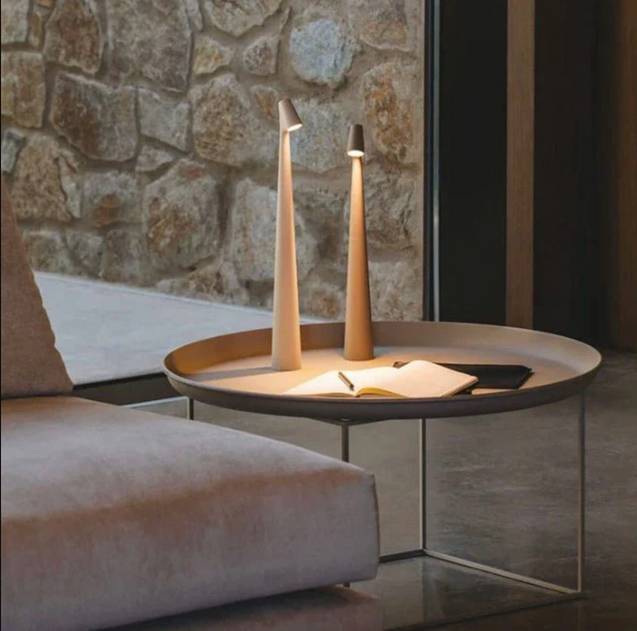 Lámpara táctil inalámbrica LED, minimalista y portátil, proporciona luz suave para un ambiente acogedor.