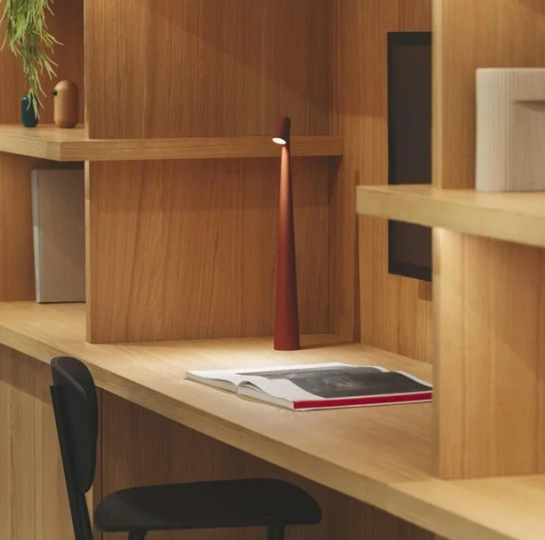 Lámpara LED inalámbrica, táctil y regulable. Diseño elegante y portátil para la mesa o escritorio.