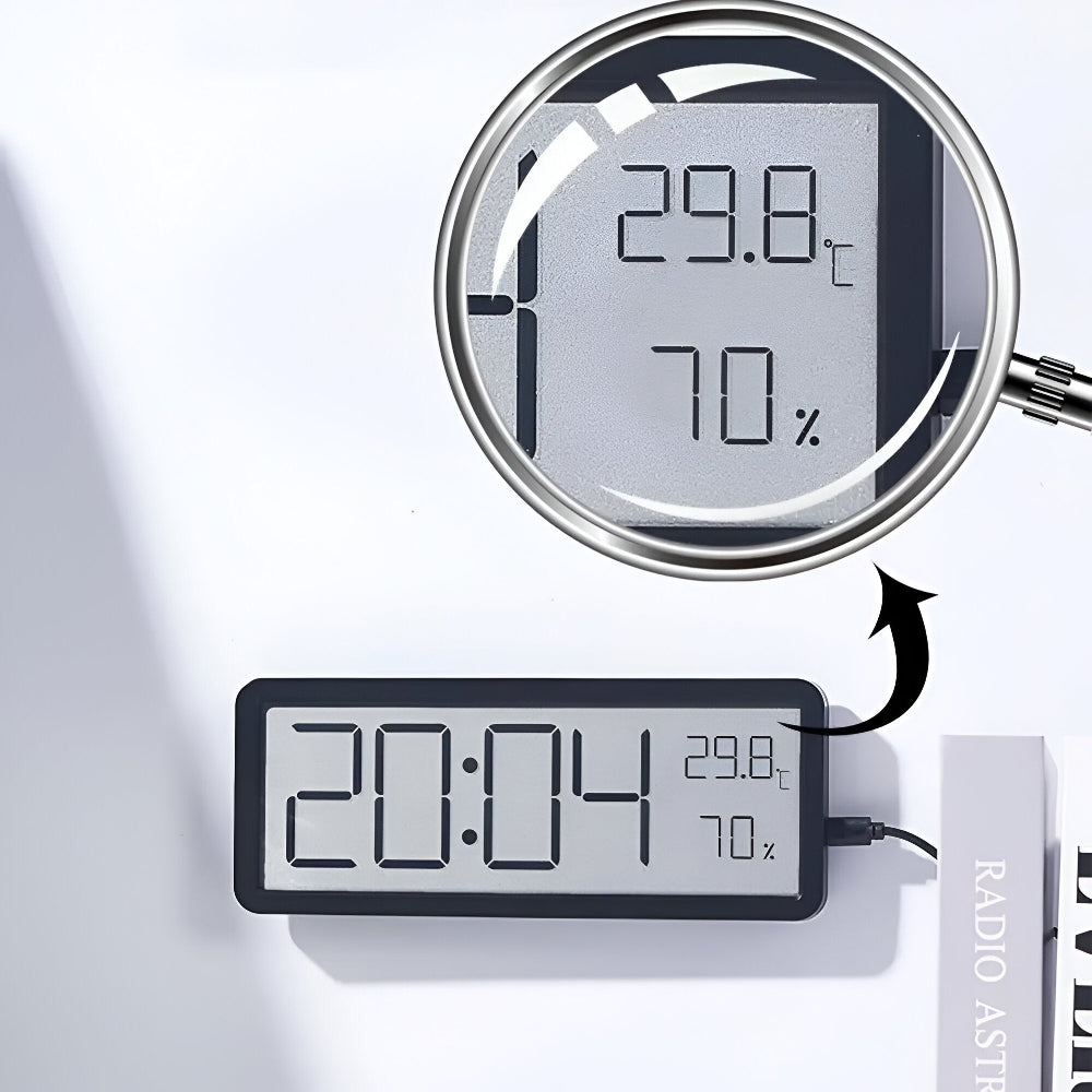 Primer plano del reloj de pared digital LED, mostrando la lectura clara de temperatura y humedad. Estilo moderno.