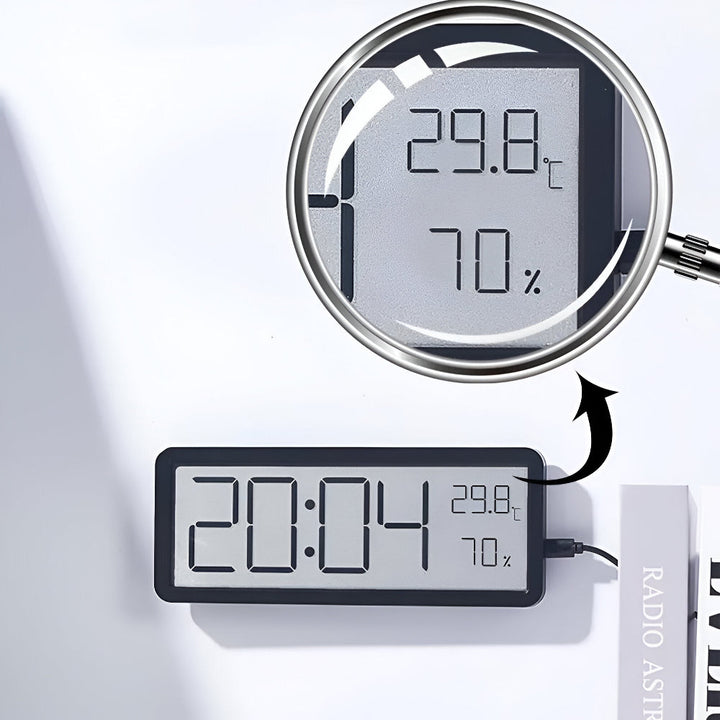 Primer plano del reloj de pared digital LED, mostrando la lectura clara de temperatura y humedad. Estilo moderno.