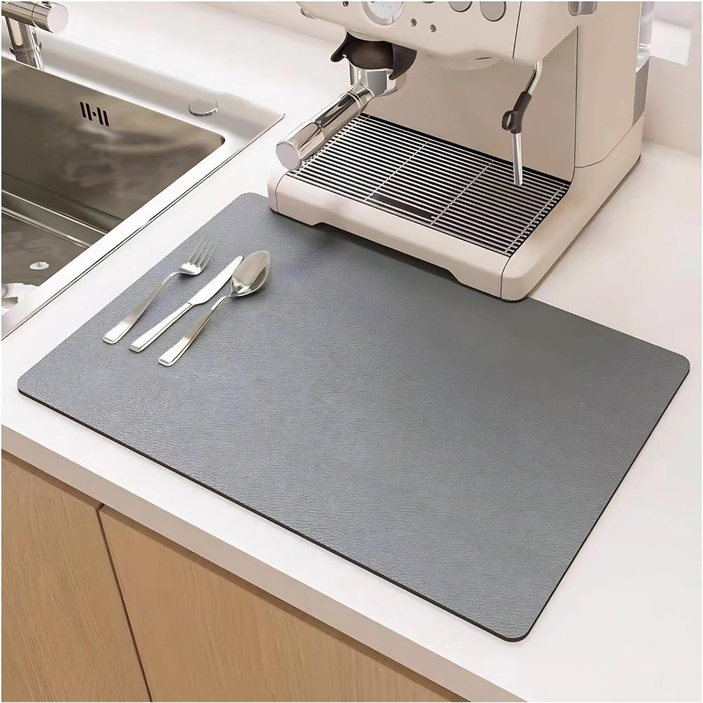 Cocina ordenada con tapete secaplatos de alto rendimiento, súper absorbente, antideslizante y de secado rápido.