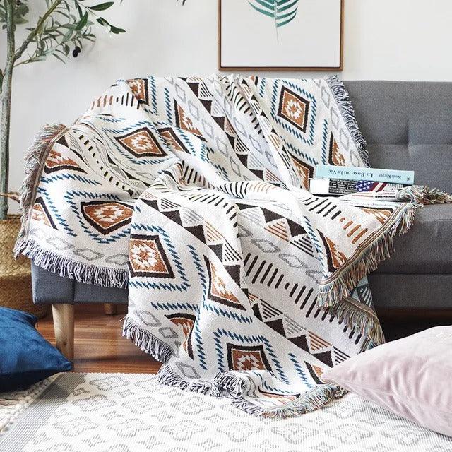 Manta decorativa versátil para cama o sofá, suave poliéster y algodón lavable.