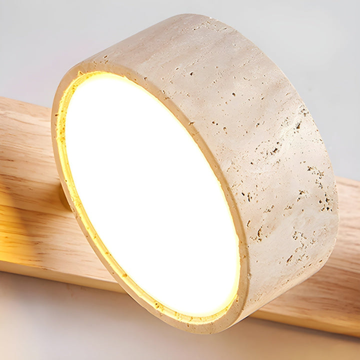 Aplique doble de travertino y nogal, emite una luz de pared cálida y acogedora al ambiente.
