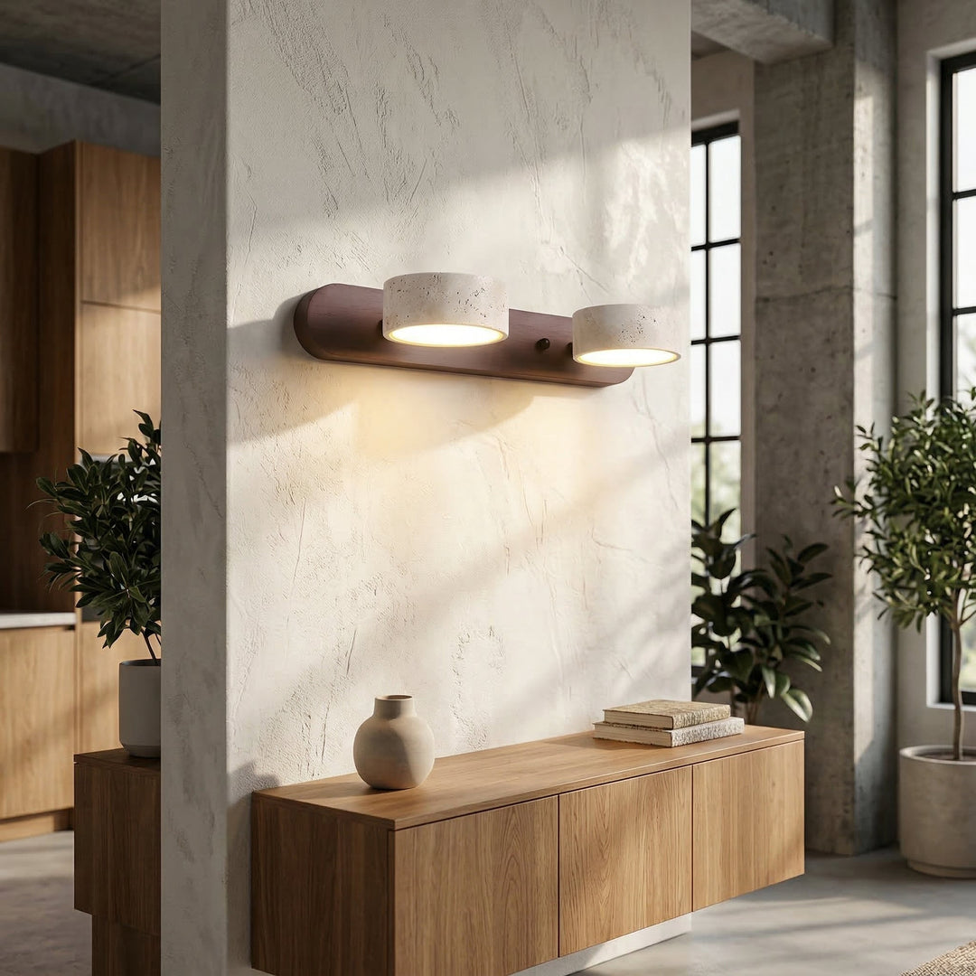 Aplique de pared doble de travertino y nogal, luz cálida, diseño orgánico para interiores.