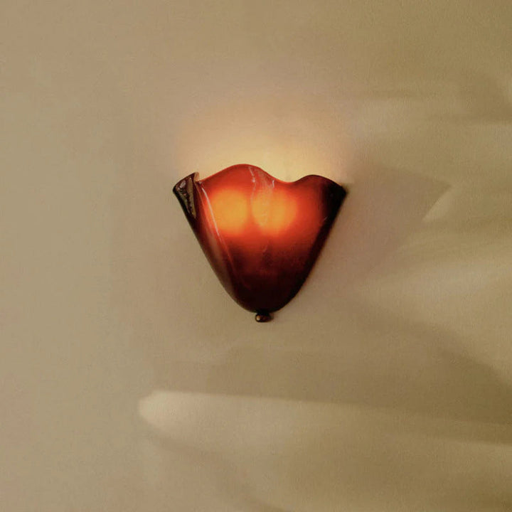 Vidrio vintage en aplique de pared: pantalla concha que ofrece iluminación decorativa y estilo retro único.