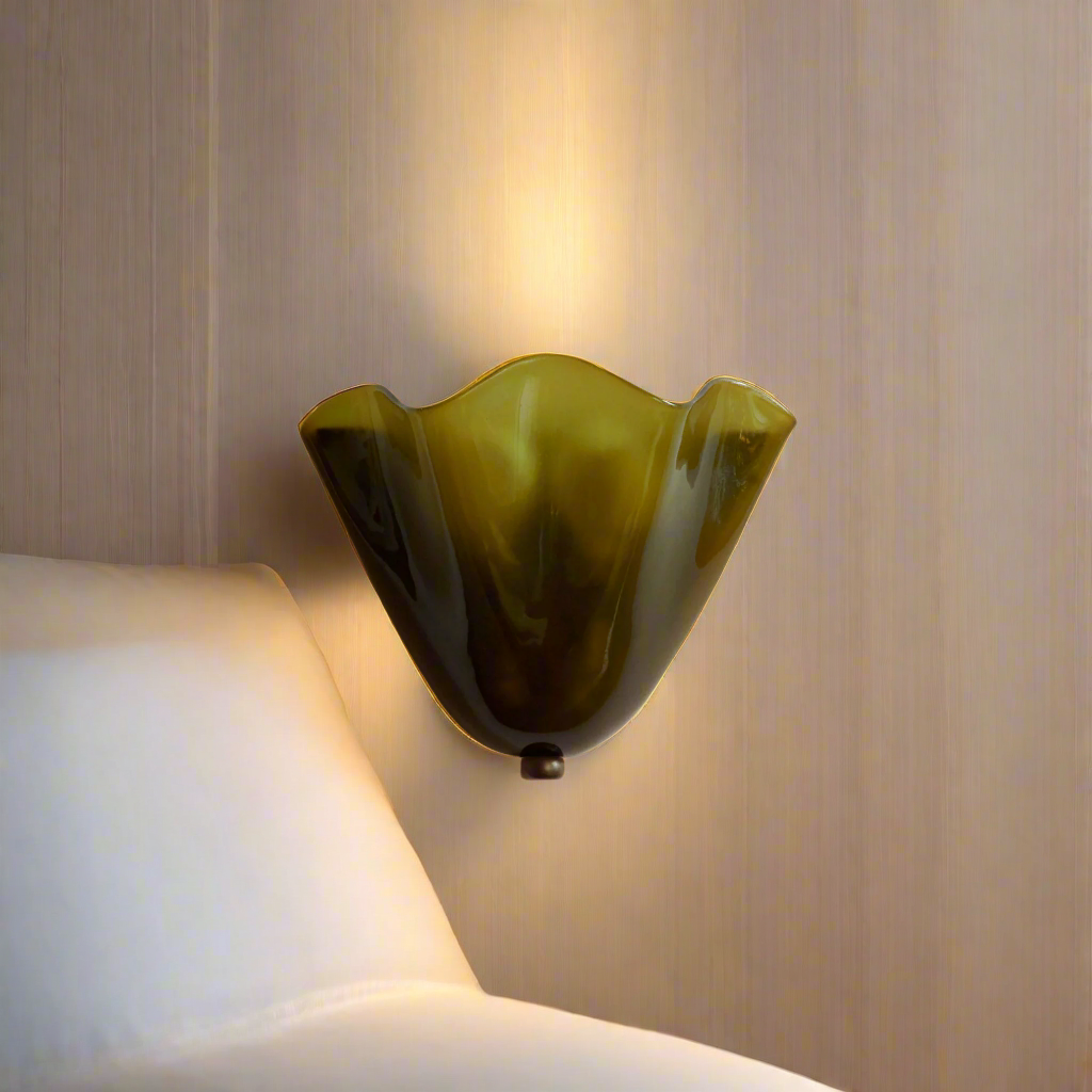 Decoración hogar con aplique de pared de vidrio vintage, luz ambiental y diseño natural elegante.