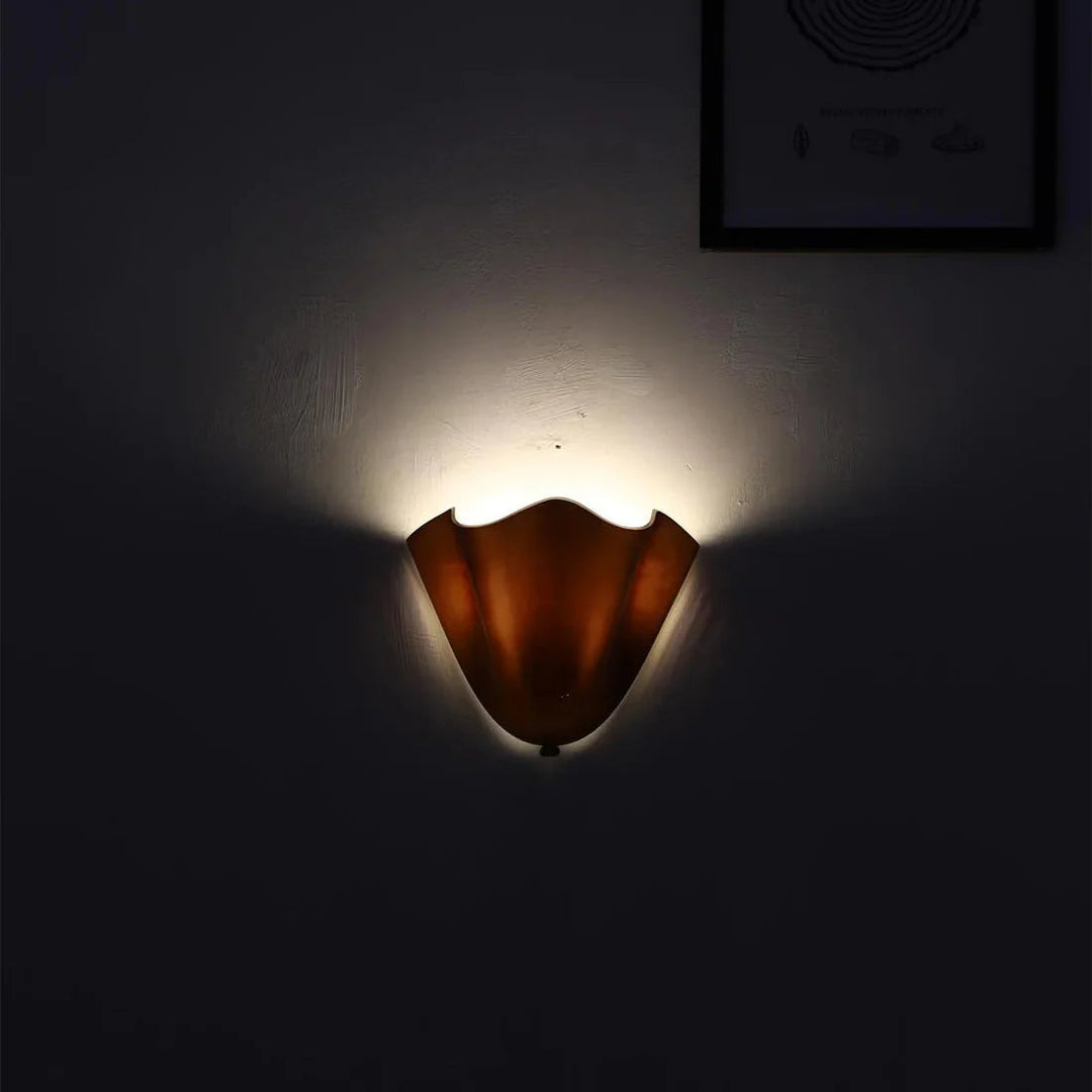 Iluminación elegante con aplique de pared de vidrio vintage y pantalla concha para ambientes acogedores.