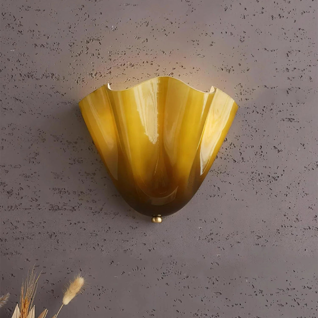 Diseño natural en aplique de pared de vidrio vintage, luz ambiental perfecta para estilo retro y decoración.