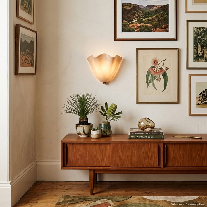Aplique de pared de vidrio vintage con pantalla concha para luz ambiental elegante en decoración hogar.
