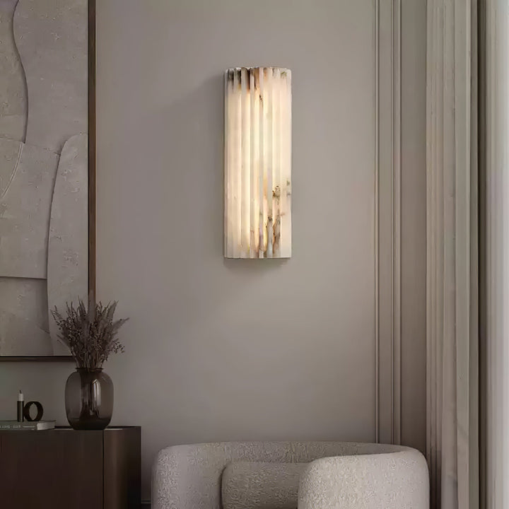 Iluminación interior con aplique de pared LED de alabastro, diseño versátil y eficiente para un ambiente elegante.