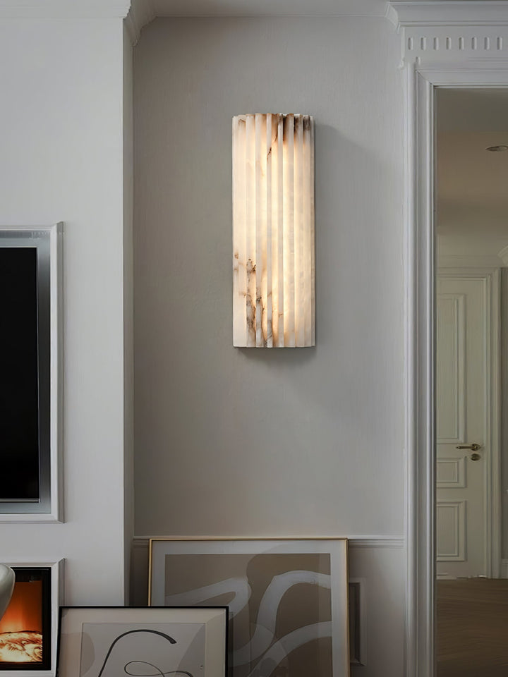 Aplique de pared LED de alabastro con luz cálida y regulable, perfecto para un ambiente interior acogedor.