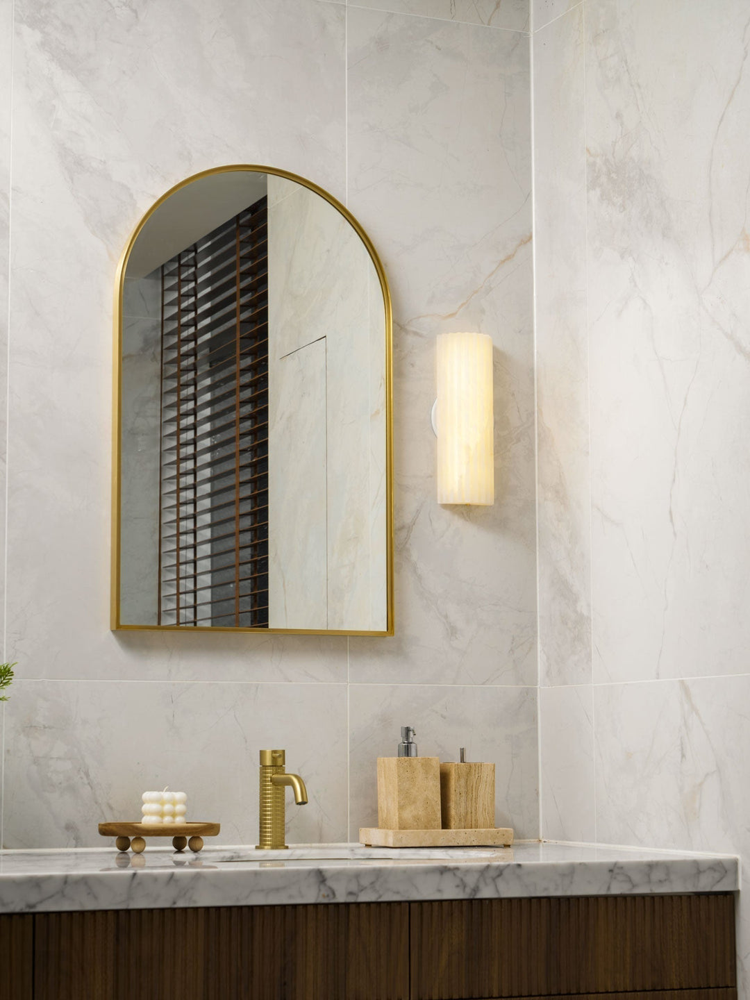 Elegante aplique de pared LED de alabastro, ideal para iluminación y decoración moderna de cualquier espacio del hogar.