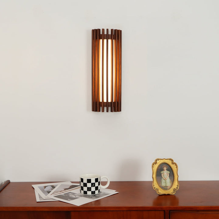 Aplique de pared LED de estilo moderno y diseño minimalista, ideal para iluminación decorativa interior.