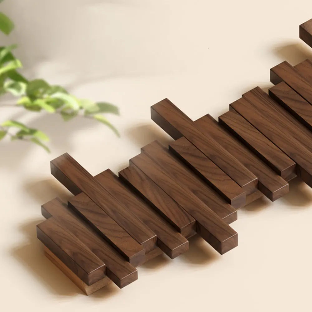 Perchero minimalista de pared con ganchos ocultos. Ideal para pasillos y espacios pequeños.
