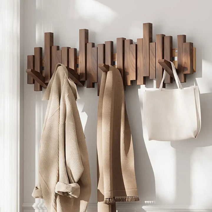 Detalle de los ganchos plegables del perchero de pared. Diseño magnético que se integra a la decoración.