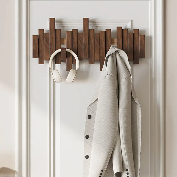 Perchero de pared funcional con varios ganchos plegables. Optimiza el espacio y la organización del hogar.