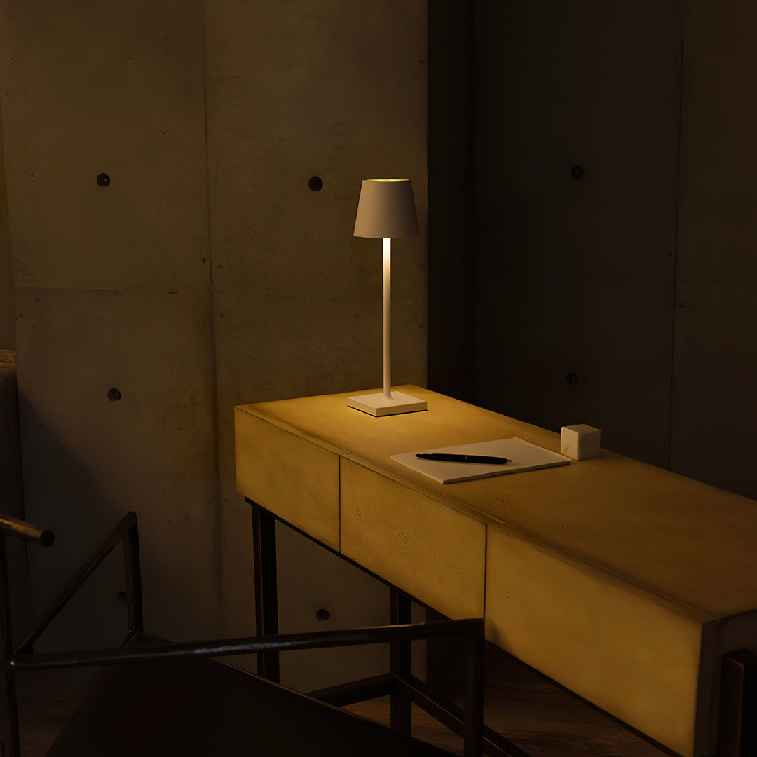 Lámpara portátil LED inalámbrica, táctil, perfecta para uso exterior, mesas y decoración ambiental.
