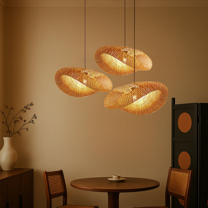 Iluminación colgante de techo con forma de Möbius. Lámpara de diseño orgánico y fluido, ideal para entrada o comedor.