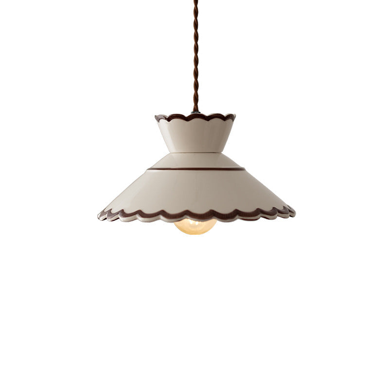 Iluminación colgante de cerámica blanca con forma ondulada, ideal para decoración moderna.