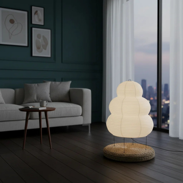 Lámpara de suelo con pantalla de papel de arroz, diseño japonés minimalista para una luz difusa y decoración moderna.