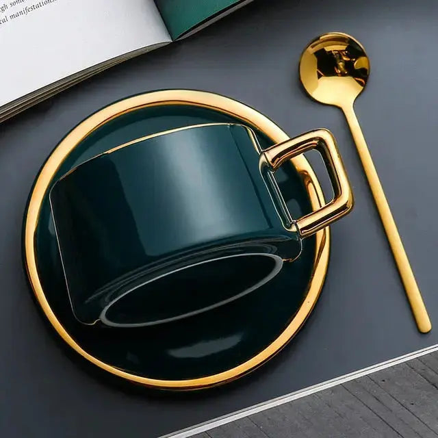Vista lateral de taza de cerámica elegante con brillo dorado, un toque de lujo en tu vajilla.