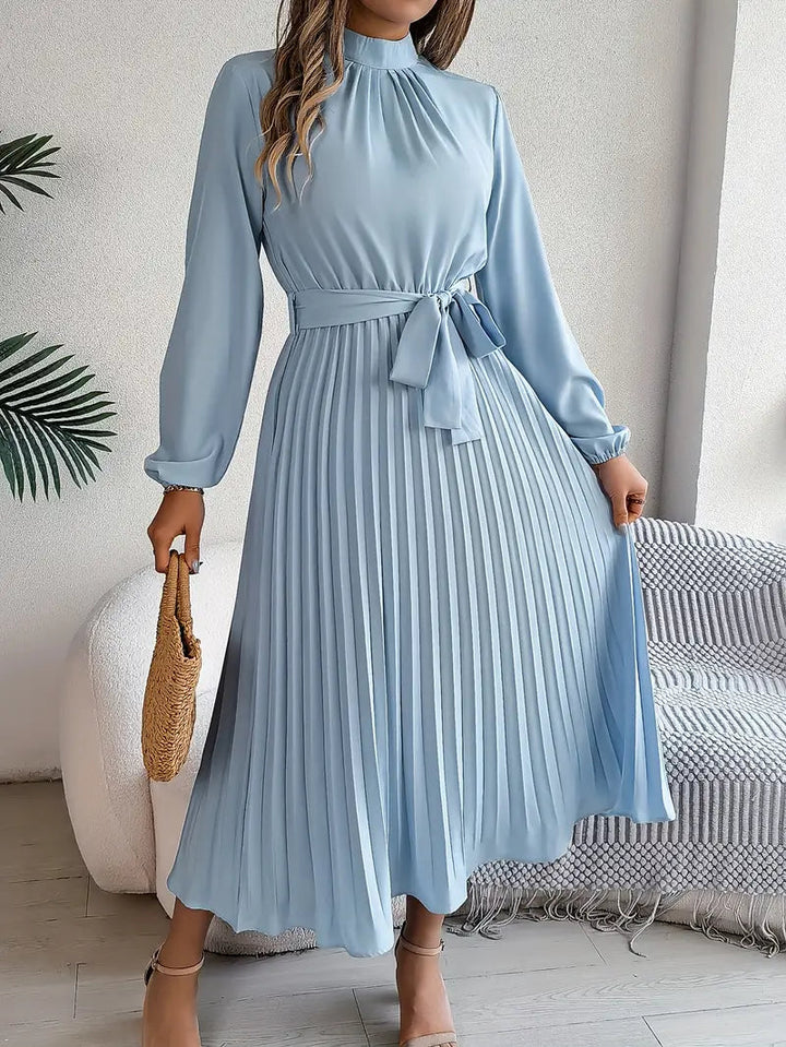 Vestido midi plisado elegante para mujer, ideal invitada de boda o fiesta.