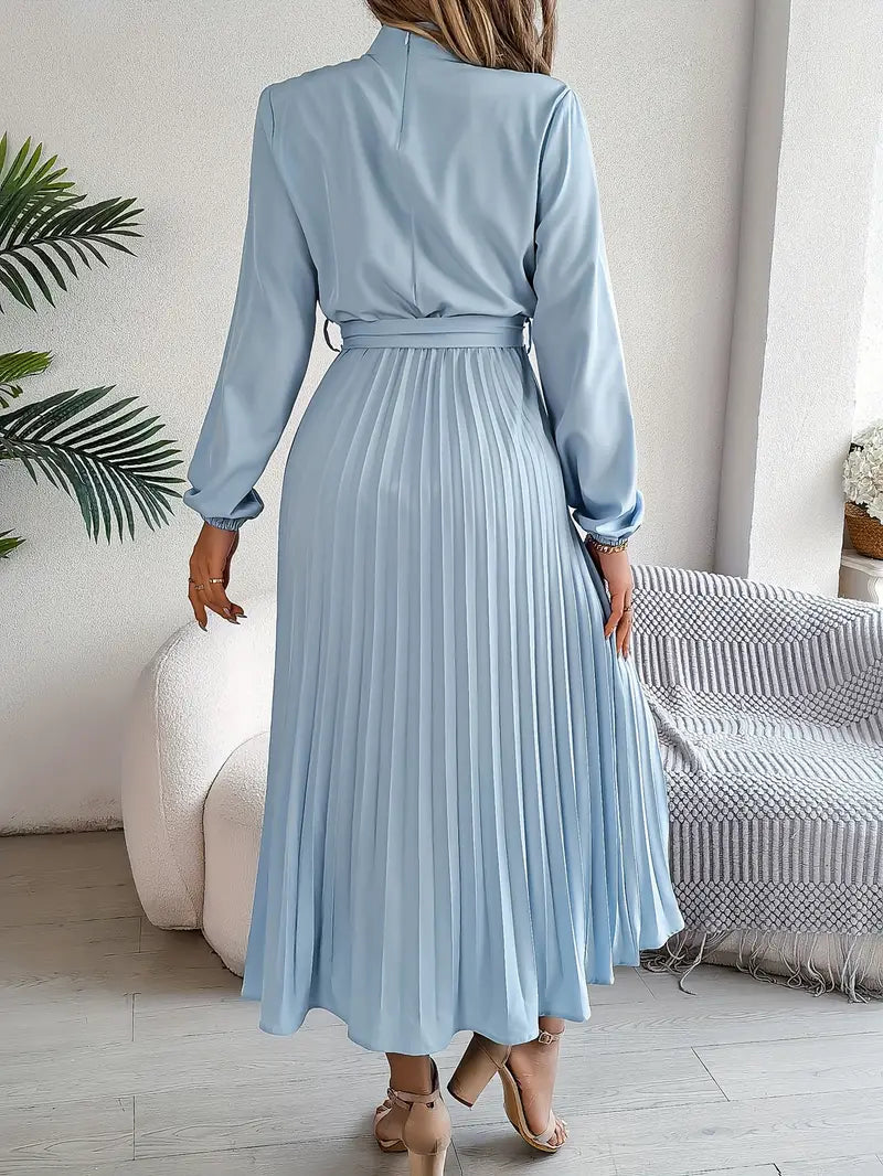 Vestido de mujer para invitada de boda, diseño midi plisado, muy chic y formal para ocasiones especiales.