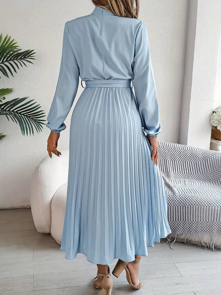 Vestido de mujer para invitada de boda, diseño midi plisado, muy chic y formal para ocasiones especiales.