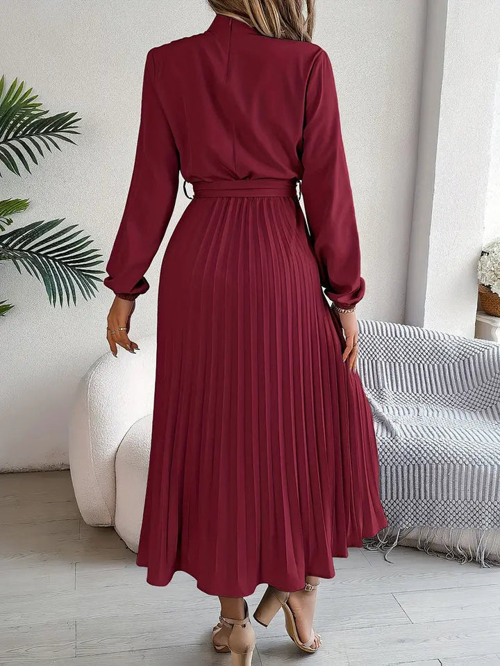 Vestido midi plisado formal con mangas largas y cinturón, ideal para bodas, fiestas y ocasiones especiales.