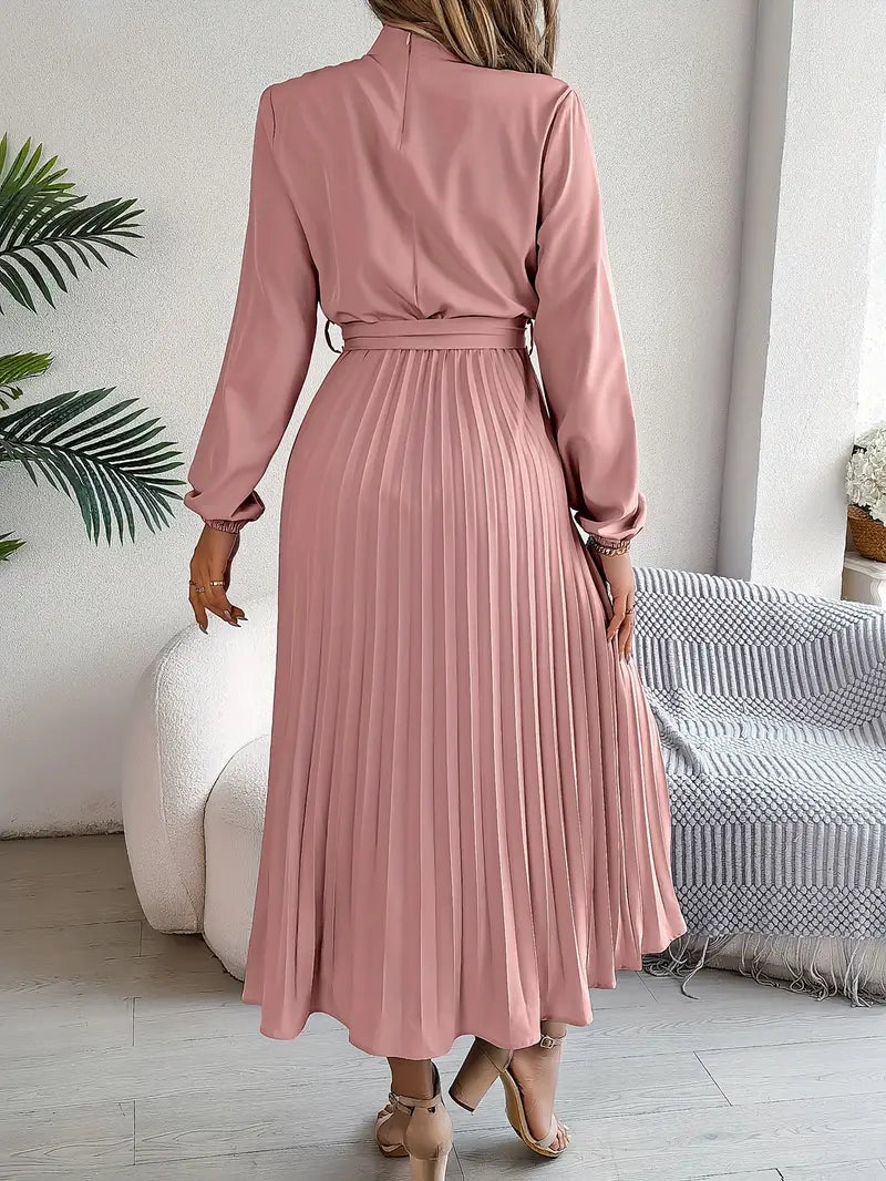 Vestido estilo chic de moda femenina, midi plisado, perfecto para invitada de boda, fiesta o evento formal.