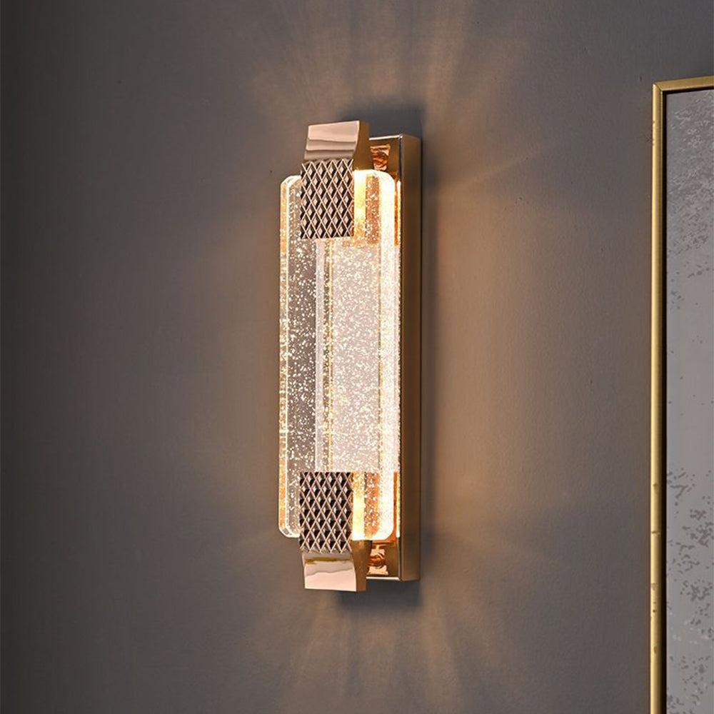 Iluminación LED brillante para aplique de pared, ideal para ambiente sofisticado.