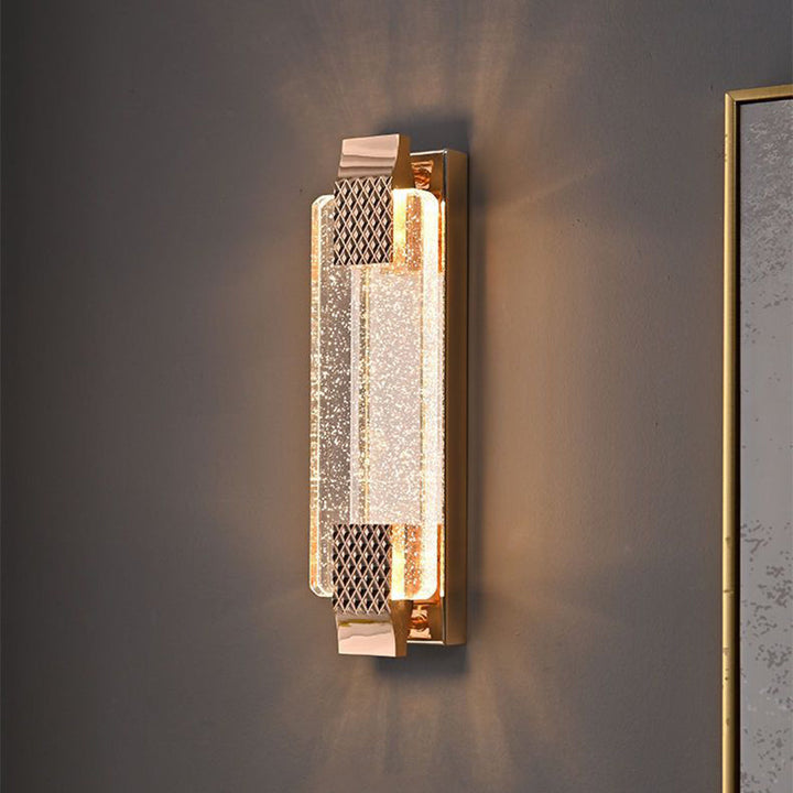 Iluminación LED brillante para aplique de pared, ideal para ambiente sofisticado.