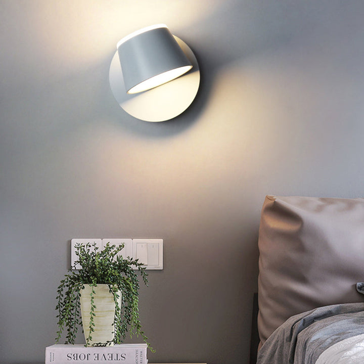 Luz LED de pared para lectura, ajustable y moderna, perfecta junto a la cama o sofá.