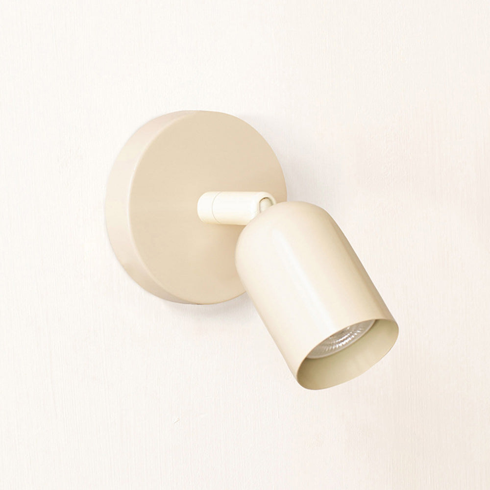 Luz de pared LED contemporánea para salón, diseño moderno y eficiencia energética.