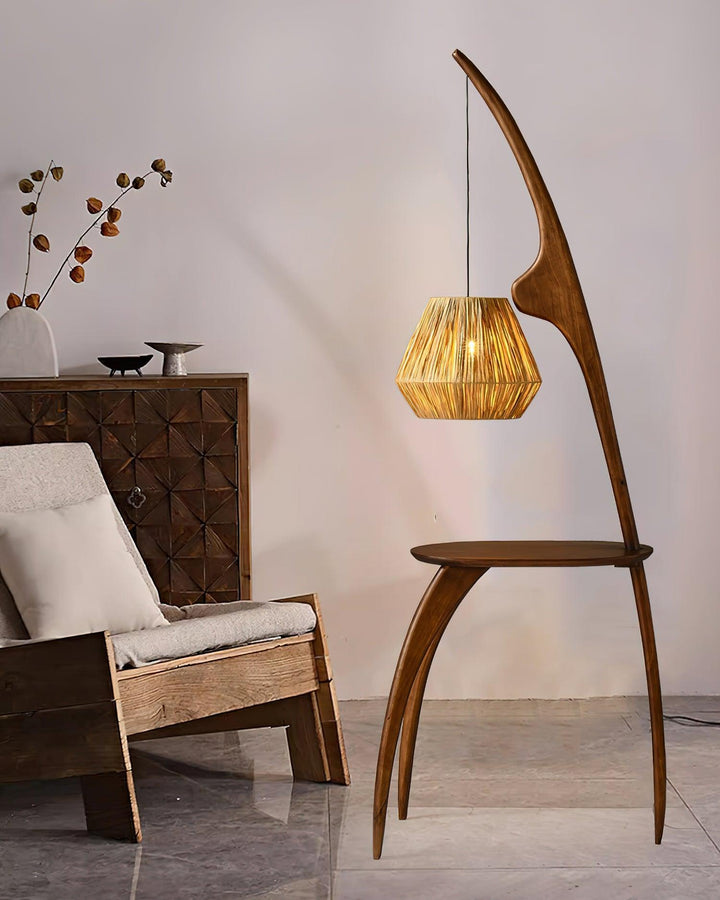 Decoración con lámpara de pie Wabi-Sabi de ratán, estilo natural para interiores y luz ambiente acogedora.