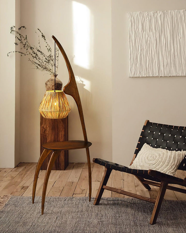 Iluminación interior con lámpara de pie estilo wabi-sabi, ratán y madera para luz cálida y natural.